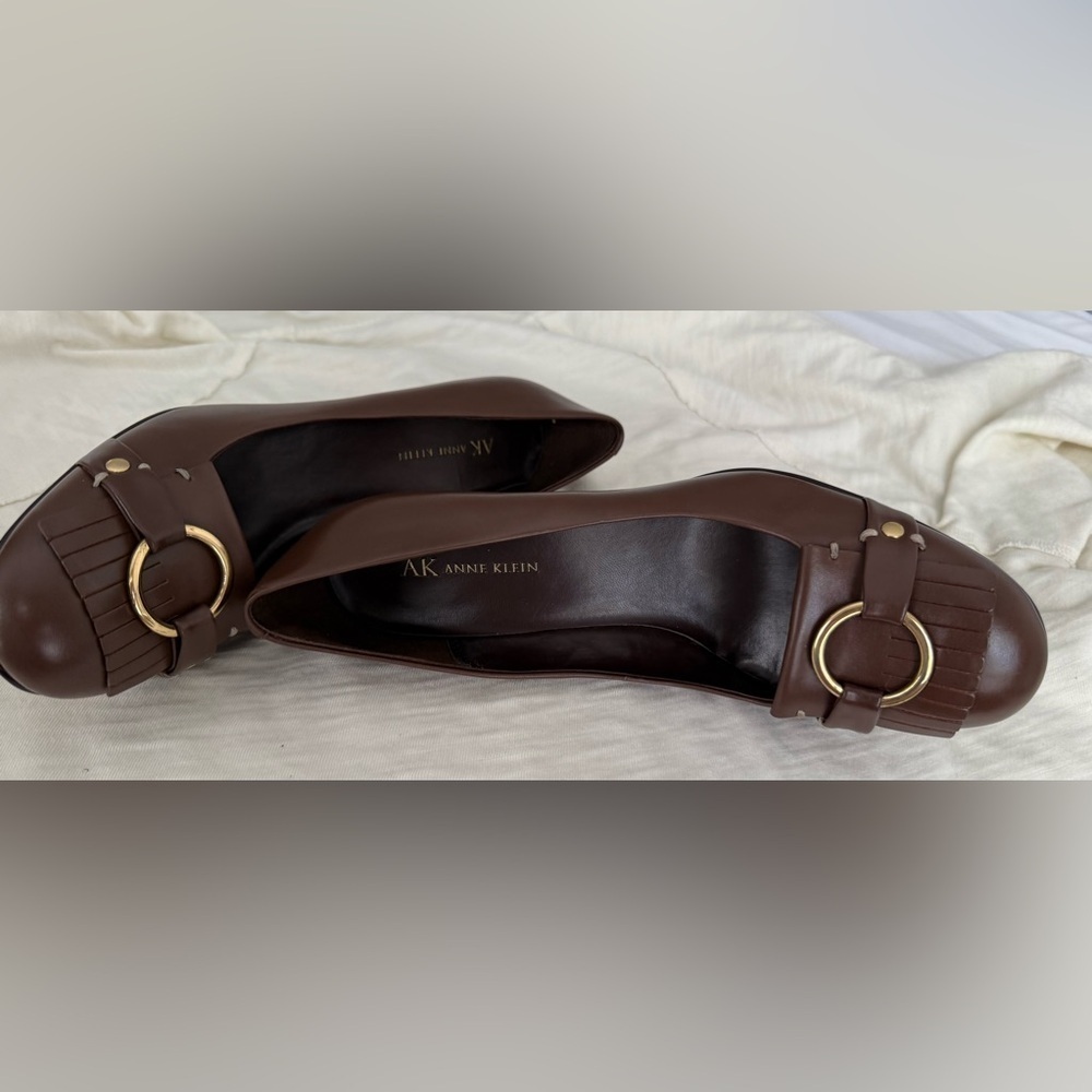 ANNE KLEIN WOMEN’S BROWN LEATHER PUMPS WITH GOLD BUCKLE SIZE 8.5 BRAND NEW - Picture 6 of 11
